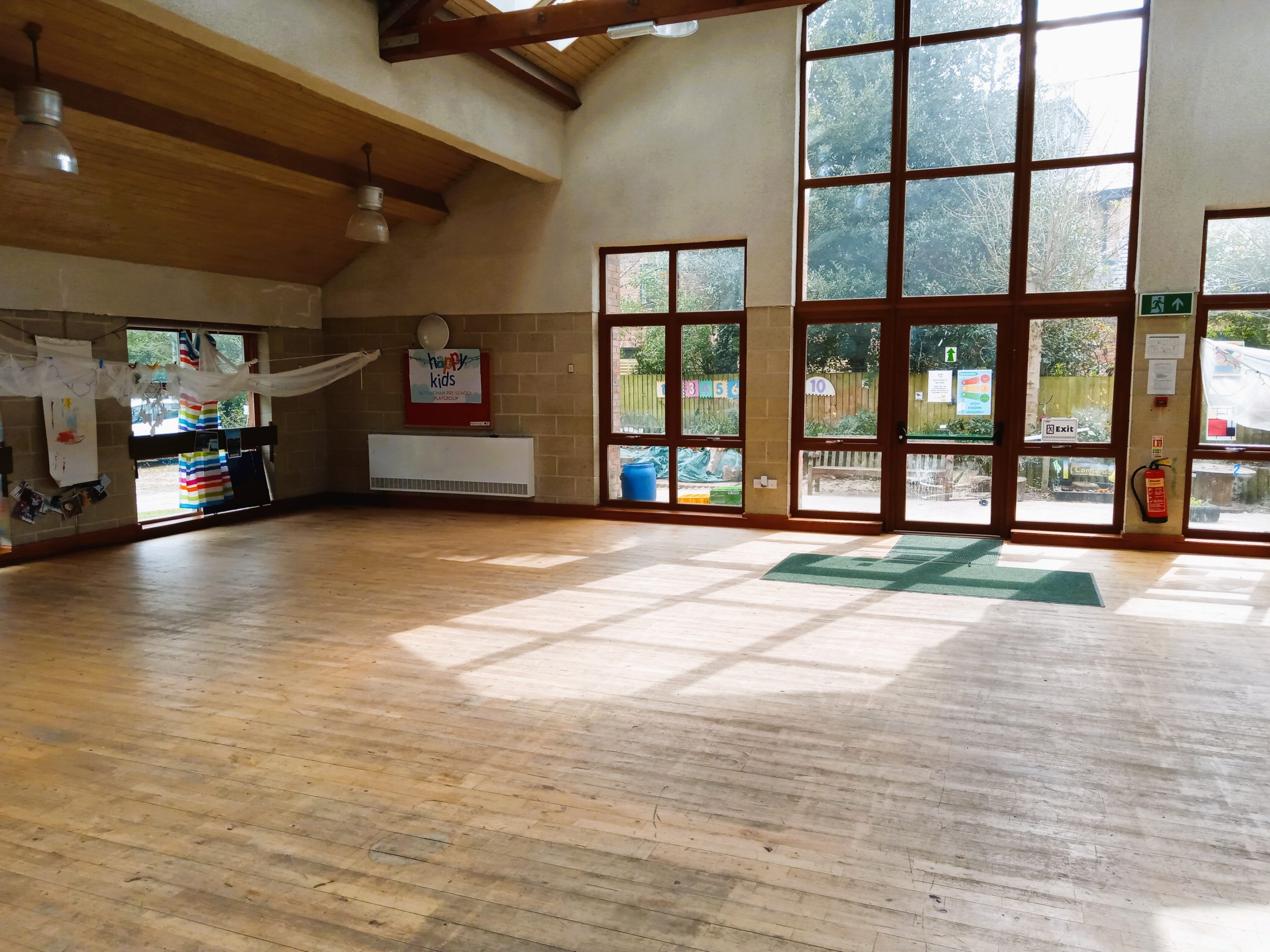 Picture showing the inside of the hall<br />
